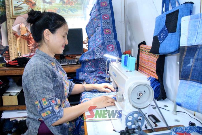 Chị Nguyễn Vũ Hoài với niềm đam mê sáng tạo từ thổ cẩm.