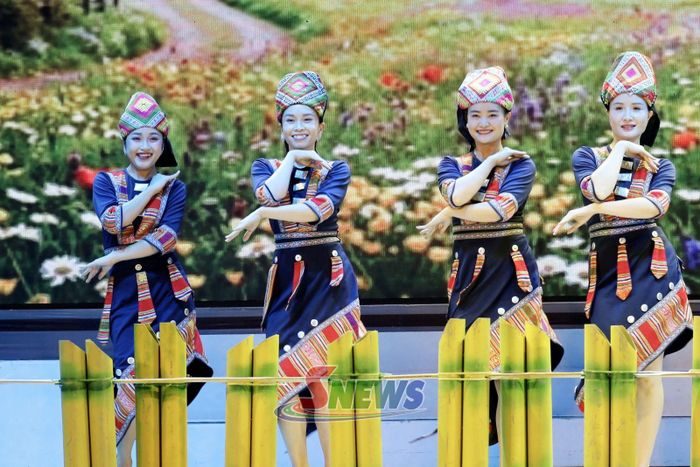 NSƯT Hà Thị Lĩnh (thứ 2 trái sang) cùng các diễn viên biểu diễn tiết mục múa dân tộc Khơ Mú.