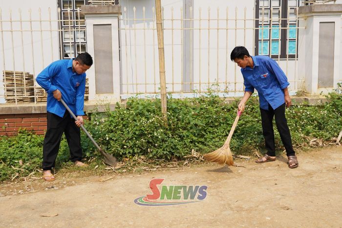 Đoàn viên thanh niên bản Nà Hát tham gia vệ sinh tuyến đường nội bản.