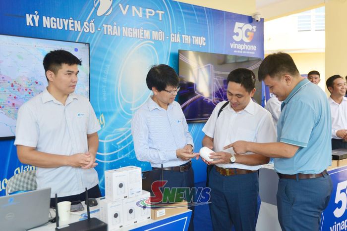 VNPT Sơn La giới thiệu các giải pháp, thiết bị công nghệ số.