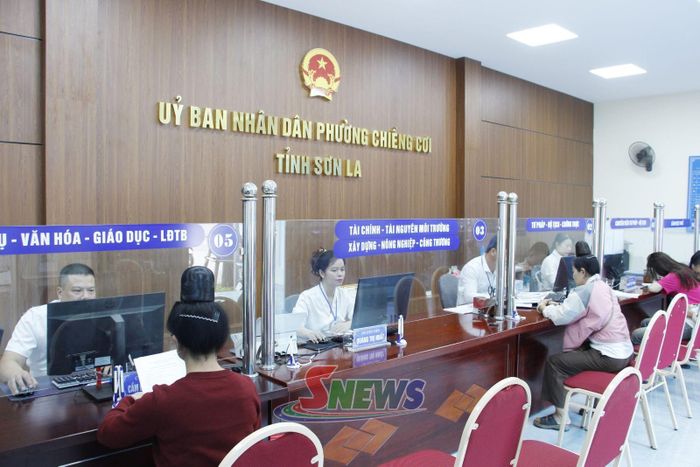 Giải quyết thủ tục hành chính cho nhân dân tại Trung tâm Phục vụ hành chính công phường Chiềng Cơi.