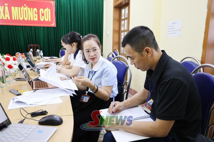 Thành viên Đoàn kiểm tra liên ngành của tỉnh hướng dẫn công chức xã Mường Cơi quy trình theo dõi văn bản quy phạm pháp luật.