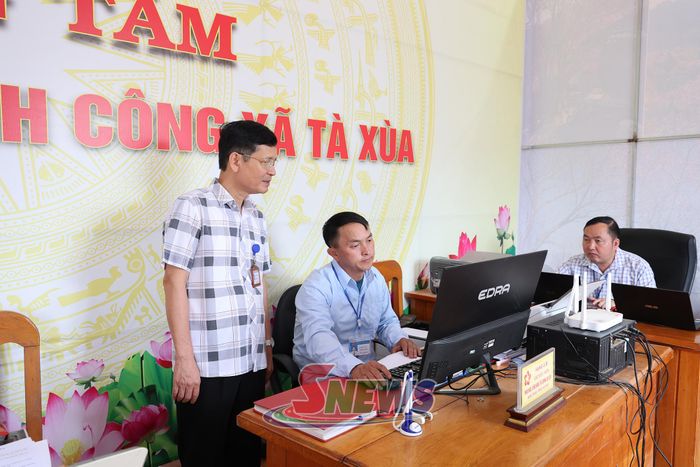 Lãnh đạo Sở Nội vụ nắm tình hình giải quyết thủ tục hành chính tại xã Tà Xùa.