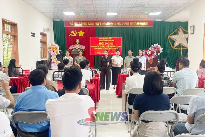 Chuyên gia giáo dục kỹ năng cho cán bộ, công chức xã thực hành thực tế trong giao tiếp, ứng xử.