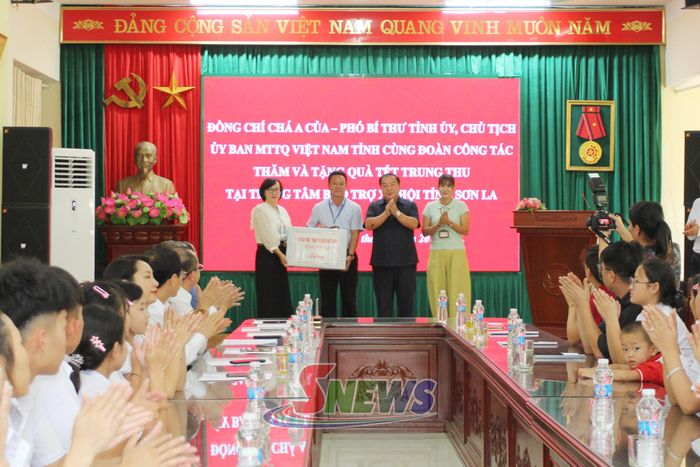 Đồng chí Chá A Của tặng quà Trung tâm Bảo trợ xã hội tỉnh.