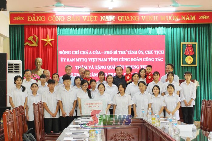 Đồng chí Chá A Của tặng quà các cháu thiếu nhi đang được chăm sóc, nuôi dưỡng tại Trung tâm.