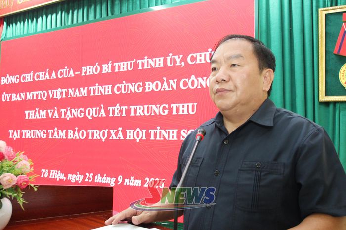 Đồng chí Chá A Của phát biểu động viên cán bộ nhân viên và các thiếu nhi tại Trung tâm Bảo trợ xã hội tỉnh.