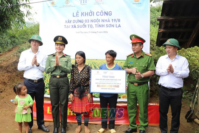 Các đại biểu trao kinh phí hỗ trợ xây dựng nhà ở cho hộ nghèo xã Suối Tọ