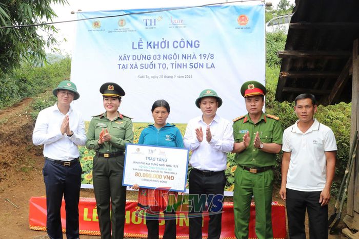 Các đại biểu trao kinh phí hỗ trợ xây dựng nhà ở cho hộ nghèo xã Suối Tọ.