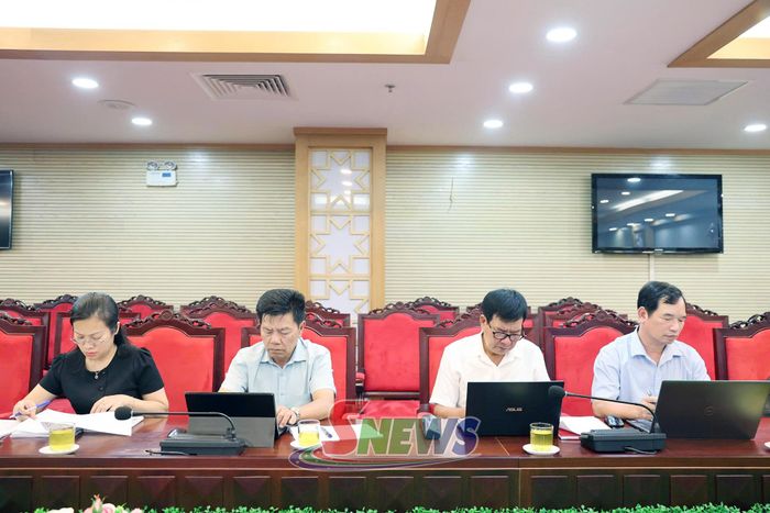 Các đại biểu tham dự cuộc làm việc.