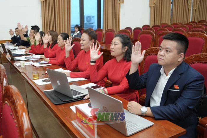 Các đại biểu biểu quyết thông qua các nghị quyết.