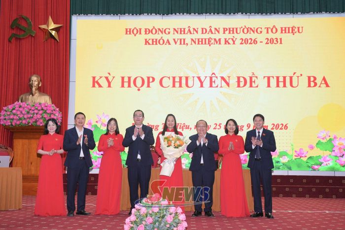 Lãnh đạo phường Tô Hiệu tặng hoa đồng chí Nguyễn Thị Hương Giang.