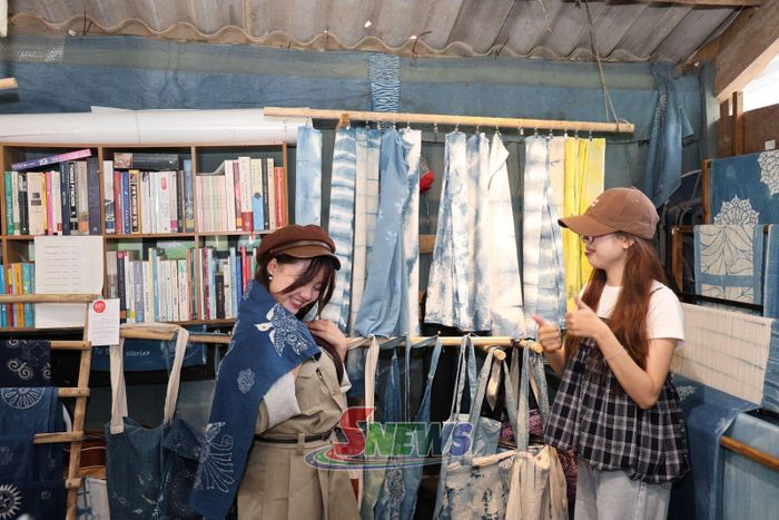 Du khách tham quan, trải nghiệm tại work shop nhuộm chàm, bản Háng Đồng.