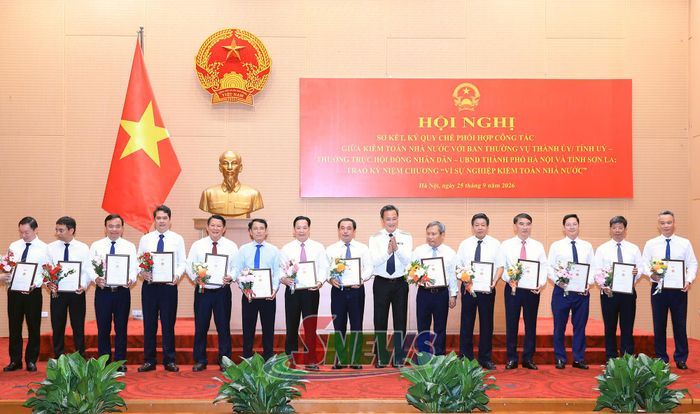 Lãnh đạo Tổng Kiểm toán Nhà nước trao Kỷ niệm chương “Vì sự nghiệp Kiểm toán Nhà nước” cho các cá nhân thành phố Hà Nội và tỉnh Sơn La.