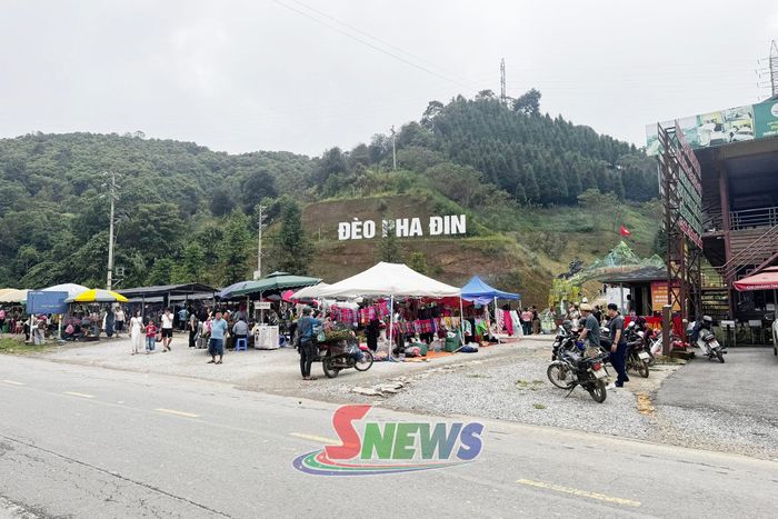 Chợ phiên Pha Đin.