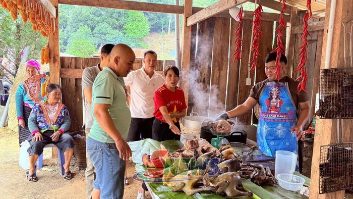 Gian hàng ẩm thực tại chợ phiên Pha Đin.