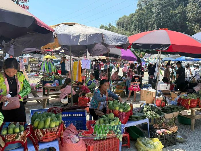 Nông sản địa phương bày bán tại Chợ phiên Pha Đin.