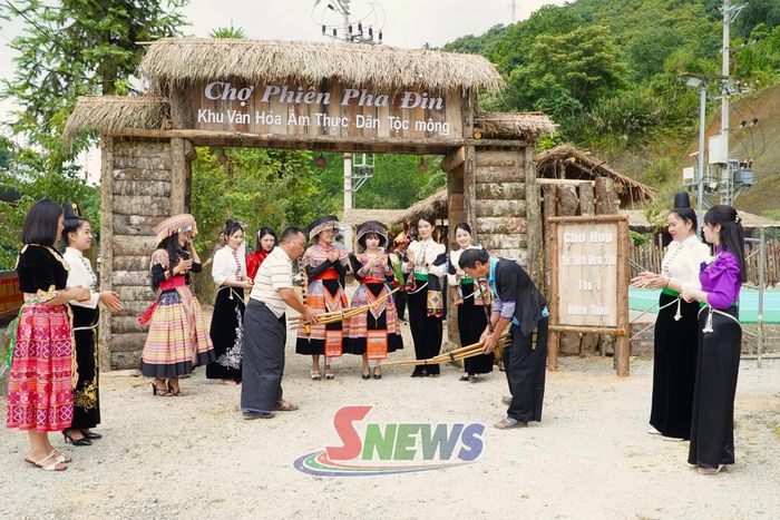 Biểu diễn múa khèn tại Chợ phiên Pha Đin. Ảnh: Trọng Thắng