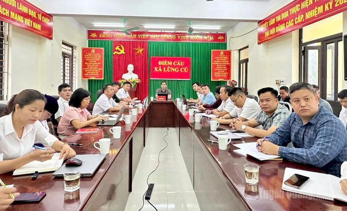 Các đại biểu dự tại điểm cầu xã Lũng Cú.