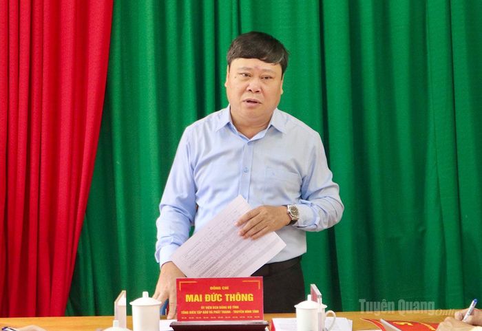 Đồng chí Mai Đức Thông, Ủy viên Ban Chấp hành Đảng bộ tỉnh, Giám đốc Báo và phát thanh, truyền hình Tuyên Quang, Chủ tịch Hội Nhà báo tỉnh phát biểu tại buổi làm việc.