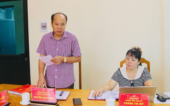 Lãnh đạo xã Thắng Mố báo cáo tình hình thực hiện nhiệm vụ chính trị, kinh tế - xã hội của xã.