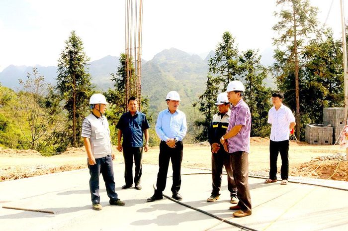 Đồng chí Mai Đức Thông, Ủy viên Ban Chấp hành Đảng bộ tỉnh, Giám đốc Báo và phát thanh, truyền hình Tuyên Quang, Chủ tịch Hội Nhà báo tỉnh kiểm tra tiến độ xây dựng trường Phổ thông nội trú liên cấp Tiểu học và THCS Thắng Mố.