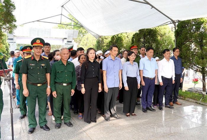 Các đại biểu và gia đình tham dự buổi lễ đón nhận và an táng hài cốt liệt sỹ Đinh Văn Bản.