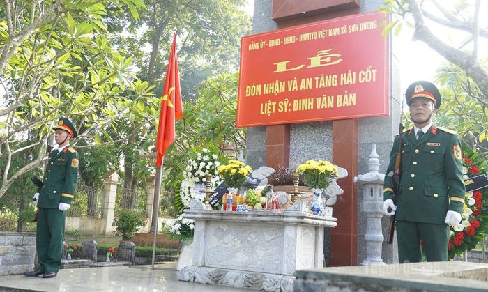 Lễ đón nhận và an táng hài cốt liệt sỹ Đinh Văn Bản diễn ra trang nghiêm tại Nghĩa trang liệt sỹ xã Sơn Dương.
