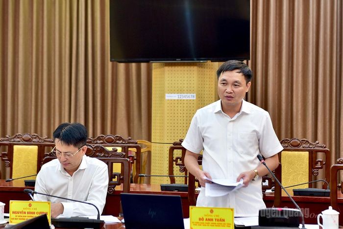 Phó Chủ tịch UBND tỉnh Đỗ Anh Tuấn phát biểu thảo luận tại hội nghị.