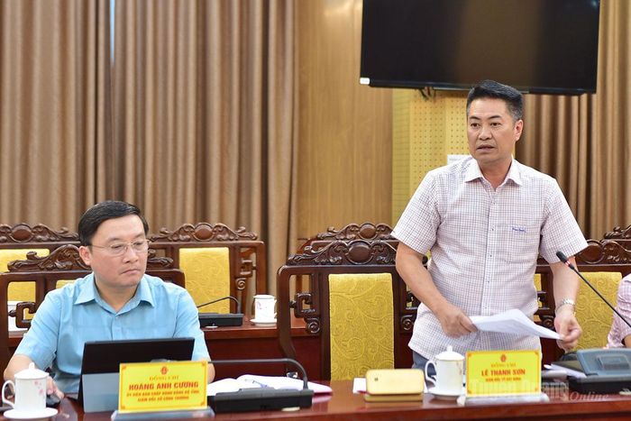 Giám đốc Sở Xây dựng Lê Thanh Sơn thảo luận tại hội nghị.