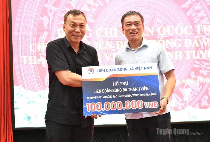 Liên đoàn bóng đá Việt Nam hỗ trợ cho Liên đoàn bóng đá tỉnh kinh phí 100 triệu đồng phục vụ công tác hành chính, văn phòng năm 2026.