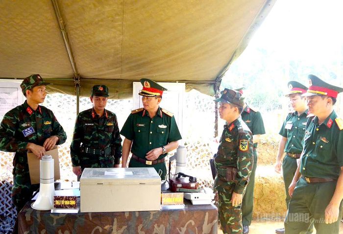 Thiếu tướng Nguyễn Đình Cương, Chỉ huy trưởng Bộ CHQS tỉnh kiểm tra công tác đăng ký quân nhân dự bị tại các vị trí tiếp nhận.