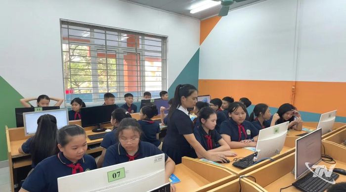 Trong các tiết Tin học, học sinh được giáo viên hướng dẫn sử dụng mạng xã hội hiệu quả, phục vụ học tập.