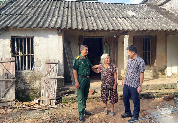 Cán bộ phường Sông Công đến thăm hỏi, động viên một hộ nghèo.