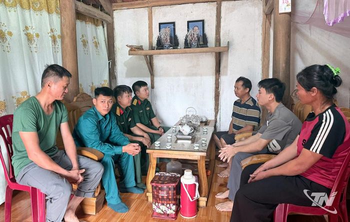 Cán bộ Ban Chỉ huy Quân sự xã Tràng Xá tuyên truyền Luật Nghĩa vụ quân sự, nắm bắt tâm tư của thanh niên tại gia đình ông Nguyễn Văn Hùng, xóm Liên Minh.