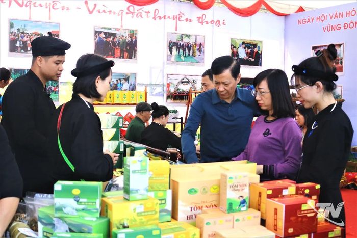 Du khách lựa chọn mua chè Thái Nguyên làm quà.