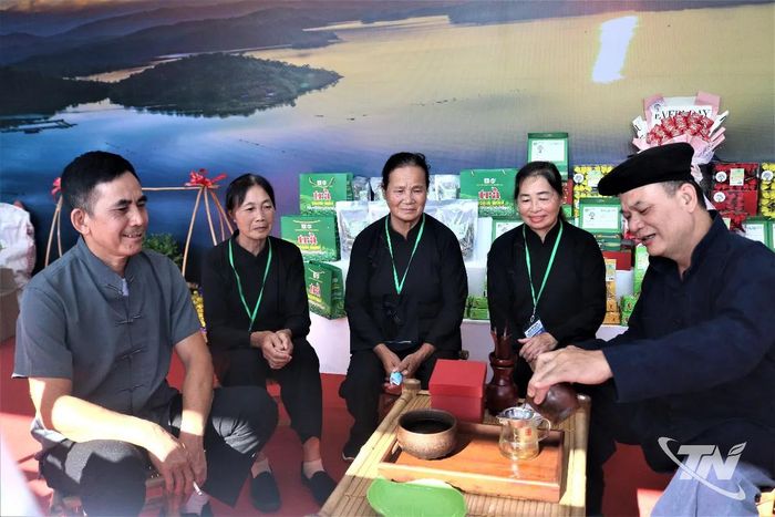 Nghệ nhân Lê Quang Nghìn, xã Tân Cương (ngoài cùng bên phải), kể chuyện về lịch sử cây chè Thái Nguyên.