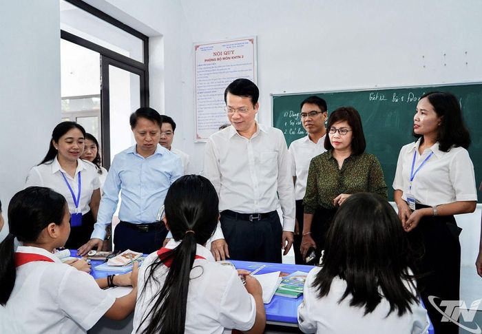 Đồng chí Dương Văn Lượng và Đoàn công tác thăm Trường Tiểu học và THCS Dương Tự Minh (xã Phú Lương).