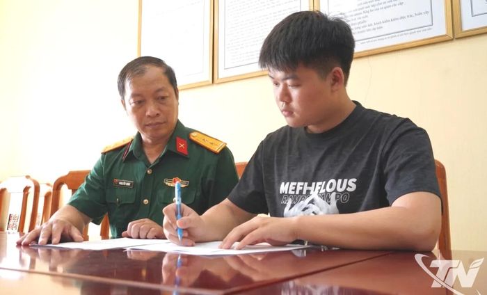 Cán bộ Ban Chỉ huy Quân sự phường Linh Sơn hướng dẫn công dân viết đơn tình nguyện nhập ngũ.