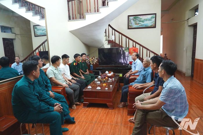 Cán bộ Ban Chỉ huy Quân sự phường Trung Thành thăm hỏi, động viên gia đình có thanh niên tình nguyện nhập ngũ.