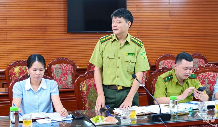 Đại diện Hạt Kiểm lâm số 9 thông tin một số nội dung liên quan đến công tác quản lý và bảo vệ rừng.