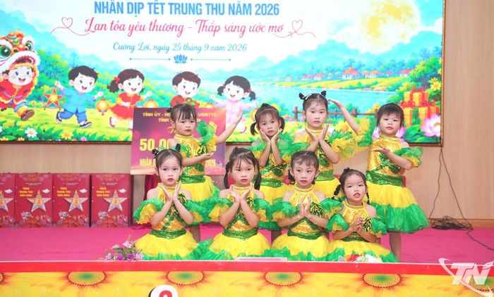 Thiếu nhi xã Cường Lợi vui Tết Trung thu.