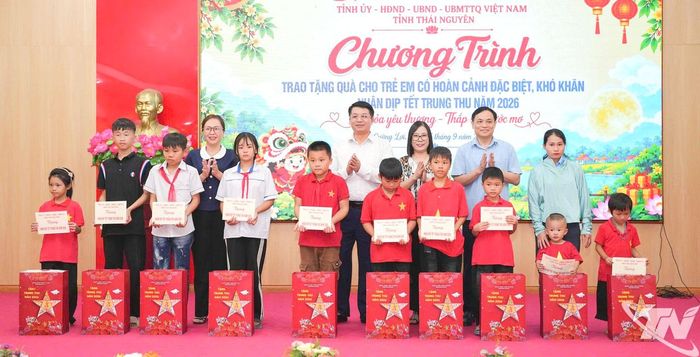 Đồng chí Phó Chủ tịch UBND tỉnh Nông Quang Nhất tặng quà Trung thu trẻ em xã Cường Lợi.