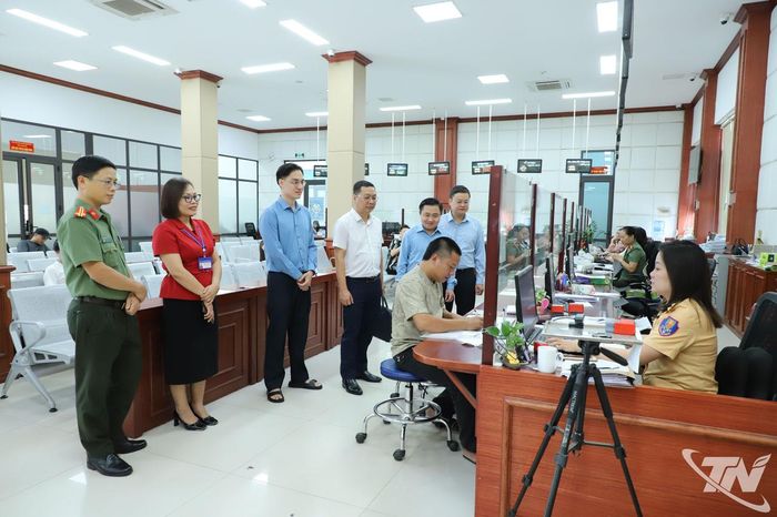 Đoàn công tác kiểm tra Trung tâm Phục vụ hành chính công tỉnh Thái Nguyên.