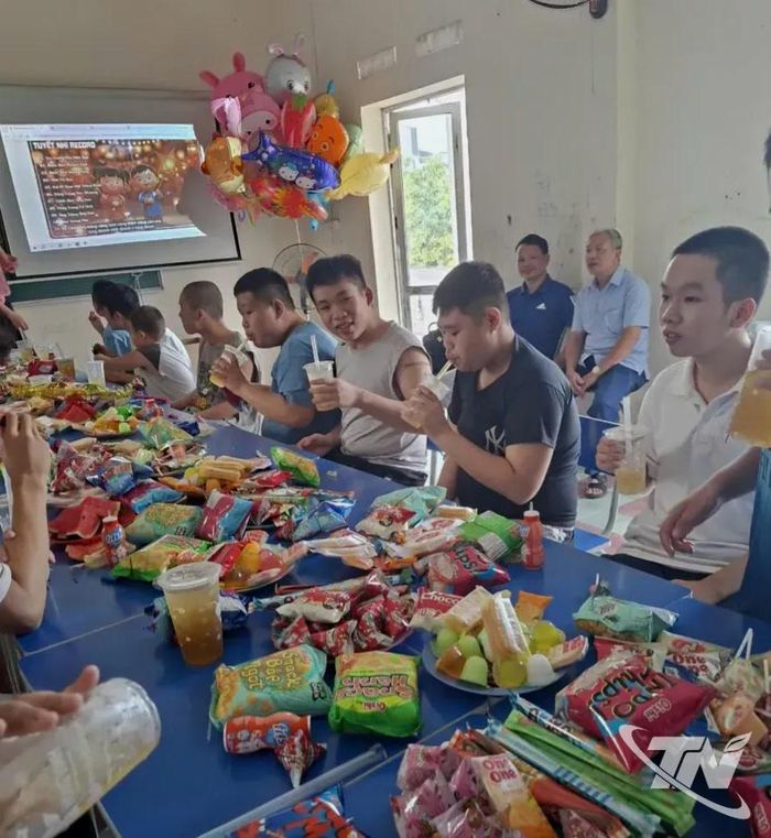Thầy cô và các em học sinh tham gia Chương trình Vui Tết Trung thu.