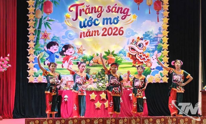 Các em nhỏ vui múa hát tại chương trình.