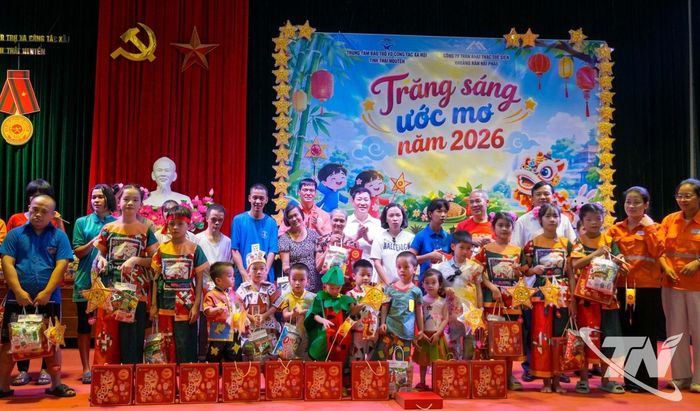 Đại diện các đơn vị trao quà Trung thu cho người đang được chăm sóc tại Trung tâm.