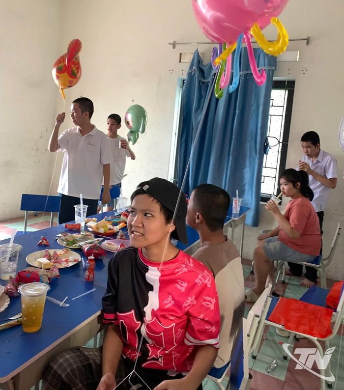 Niềm vui của các em khi được nhận quà Trung thu.