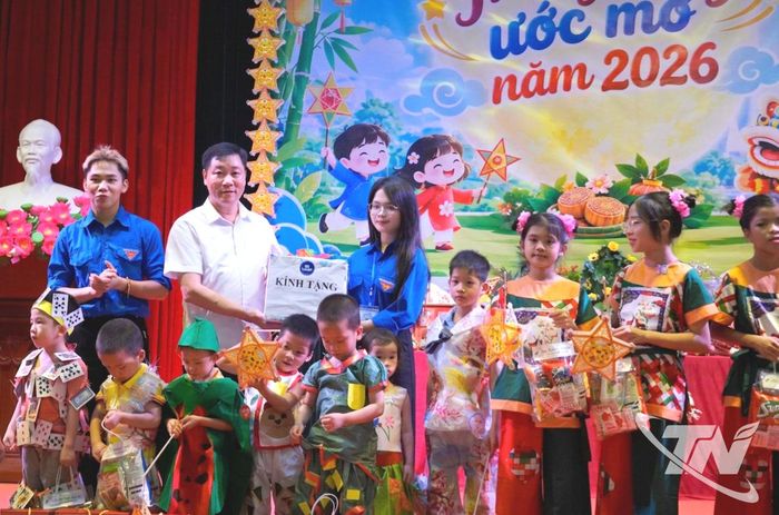 Câu lạc bộ Sinh viên tình nguyện Đại học Thái Nguyên trao quà Trung thu cho người đang được chăm sóc tại Trung tâm.