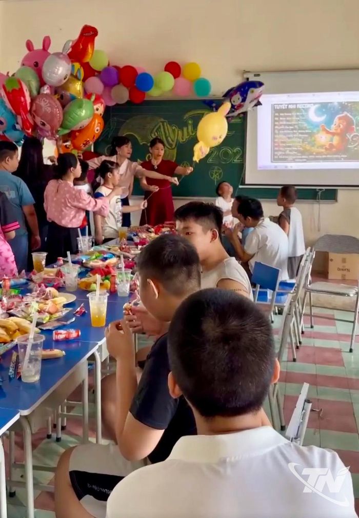 Chùm bóng bay rực rỡ sắc màu cùng sự quan tâm của thầy cô và các phụ huynh đã mang đến niềm vui ấm áp cho các em học sinh.